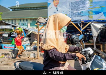 Indonesien, Lombok, Muslim auf einem Motorrad Stockfoto