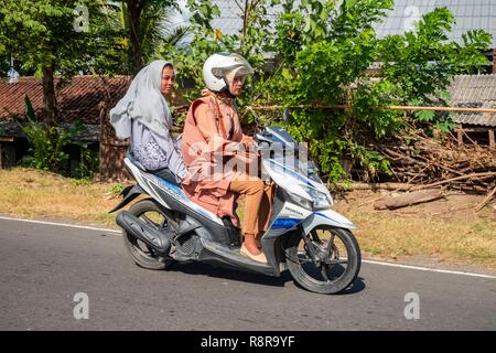 Indonesien, Lombok, muslimischen Paar auf einem Motorrad Stockfoto