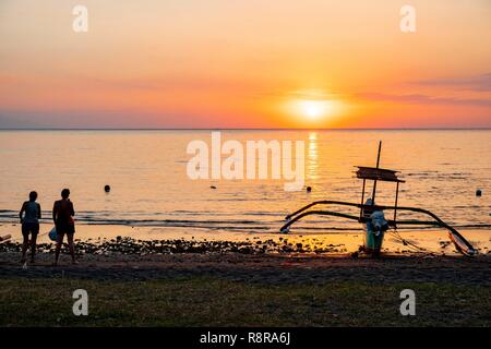 Indonesien, Bali, Norden, Kalibukbuk, Lovina Sonnenuntergang am Strand mit einer Piroge (prahu) Stockfoto