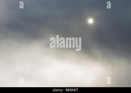 Dark Sky. Die Sonne in Gewitterwolken am Himmel. Kommt die Sonne aus den Wolken. Dramatischen Hintergrund. Stockfoto