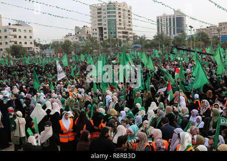 Gaza, Palästina. 16. Dezember 2018. Palästinenser nehmen an einer Rallye Kennzeichnung der 31. Jahrestag der Gründung der Hamas in Gaza, den am 16. Dezember Stockfoto