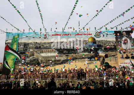 Gaza, Palästina. 16. Dezember 2018. Palästinenser nehmen an einer Rallye Kennzeichnung der 31. Jahrestag der Gründung der Hamas in Gaza, den am 16. Dezember Stockfoto