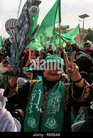 Gaza, Palästina. 16. Dezember 2018. Palästinenser nehmen an einer Rallye Kennzeichnung der 31. Jahrestag der Gründung der Hamas in Gaza, den am 16. Dezember Stockfoto