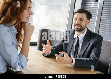 Geschäftsleute in Business Lunch im Restaurant sitzen an Witz lachen Stockfoto