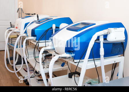 Kosmetiker Kabinett in modernen kosmetischen Klinik. Laser Kosmetik, Dermatologie. Haare Laser Behandlung entfernen. Arzneischrank Innenraum Stockfoto