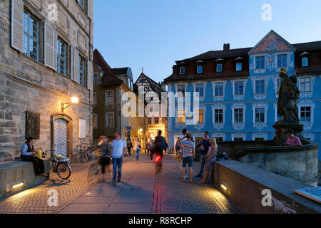 Deutschland, Bayern, Oberfranken, Bamberg, als Weltkulturerbe von der UNESCO, Untere Brucke Brücke (untere Brücke) über die Regnitz mit der Statue der Kaiserin Kunigunde (Kunigunde) Stockfoto