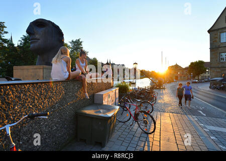 Deutschland, Bayern, Oberfranken, Bamberg, als Weltkulturerbe durch die UNESCO, die Altstadt, die CENTURIONE I, Skulptur von Igor Mitoraj, 1987, Regnitz Banken mit Michelsberg und Michelsberg Abtei in der Rückseite Stockfoto