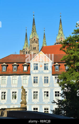 Deutschland, Bayern, Oberfranken, Bamberg, als Weltkulturerbe von der UNESCO, Untere Brucke Brücke (untere Brücke) über die Regnitz mit der Statue der Kaiserin Kunigunde (kunigunde) und der Kathedrale (Dom) Auf der Rückseite Stockfoto