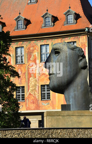 Deutschland, Bayern, Oberfranken, Bamberg, als Weltkulturerbe von der UNESCO, CENTURIONE I, Skulptur von Igor Mitoraj, 1987 und Altes Rathaus (ehemaliges Rathaus) mit Rokoko Fassade Stockfoto