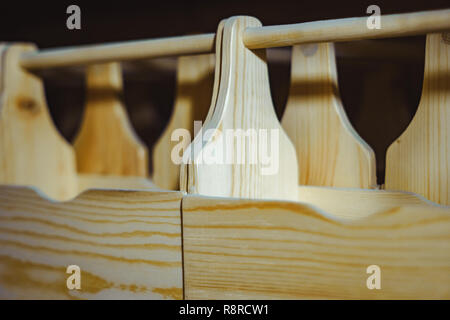 Holz Holzbau Material für Hintergrund und Textur. details Holzproduktion. Zusammensetzung Holzprodukte. Abstrakt Hintergrund. kleine Tiefe von Stockfoto