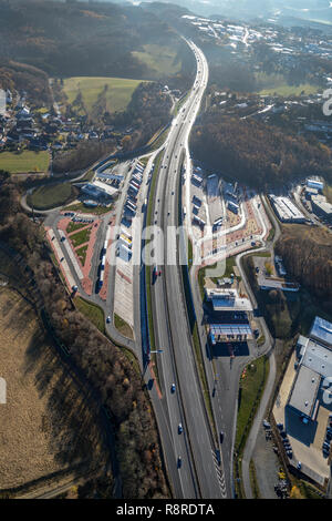 Luftaufnahme, Autobahn eine Tankstelle mit Lkw parken, Rest yard Sauerland West, Cha Am Sauerland Osten, Autobahn A45, Leif Ringshausen, Lüdenschei Stockfoto