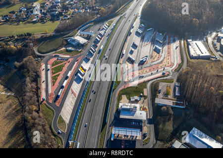 Luftaufnahme, Autobahn eine Tankstelle mit Lkw parken, Rest yard Sauerland West, Cha Am Sauerland Osten, Autobahn A45, Leif Ringshausen, Lüdenschei Stockfoto