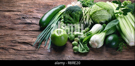 Frisches grünes Gemüse auf Holztisch. Ansicht von oben mit der Kopie Raum Stockfoto