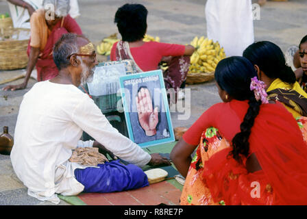 Straßenseite indischen Palm Reader Stockfoto