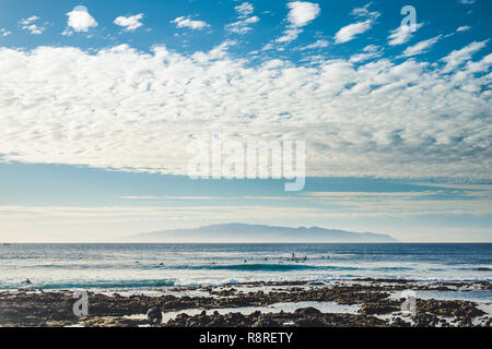 Küste Meer Strand leben mit viele Surfer Training auf dem Wasser und die Wellen - blaue Landschaft mit Meer und Inseln im Hintergrund - Reisen und Sport Stockfoto