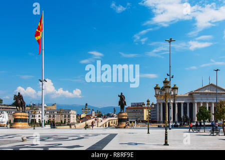 Skopje, Mazedonien - 26. August 2017: Hauptplatz in Skopje, der Hauptstadt von Mazedonien mit Denkmal für Alexander den Großen an einem sonnigen Tag Stockfoto