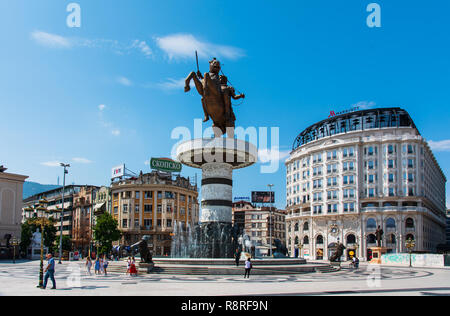 Skopje, Mazedonien - 26. August 2017: Hauptplatz in Skopje, der Hauptstadt von Mazedonien mit Denkmal für Alexander den Großen an einem sonnigen Tag Stockfoto