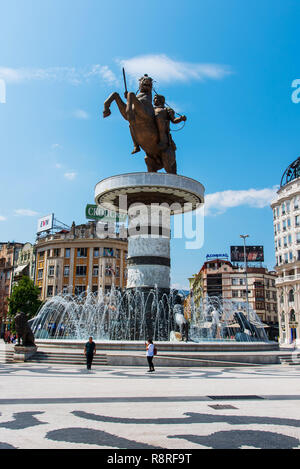 Skopje, Mazedonien - 26. August 2017: Hauptplatz in Skopje, der Hauptstadt von Mazedonien mit Denkmal für Alexander den Großen an einem sonnigen Tag Stockfoto