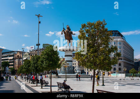 Skopje, Mazedonien - 26. August 2017: Hauptplatz in Skopje, der Hauptstadt von Mazedonien mit Denkmal für Alexander den Großen an einem sonnigen Tag Stockfoto