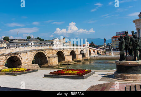 Skopje, Mazedonien - 26. August 2017: Skopje Steinbrücke über den Fluss Vardar in der Nähe Hauptplatz in Skopje, der Hauptstadt von Mazedonien Stockfoto