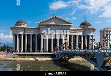 Skopje, Mazedonien - 26. August 2017: Skopje Archäologische Museum mit steinernen Brücke mit vielen Monumenten über Fluss Vardar in der Hauptstadt von Macedo Stockfoto