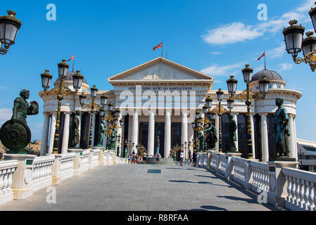 Skopje, Mazedonien - 26. August 2017: Skopje Archäologische Museum mit steinernen Brücke mit vielen Monumenten über Fluss Vardar in der Hauptstadt von Macedo Stockfoto