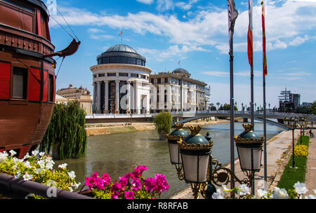 Skopje, Mazedonien - 26. August 2017: Skopje Museum mit steinernen Brücke über Fluss Vardar mit vielen Monumenten in der Hauptstadt von Mazedonien Stockfoto