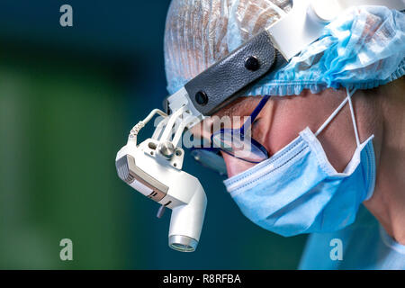 Ärztin in der Chirurgie die Klinik Zimmer. Chirurg Medic in Arbeits- und Schutzkleidung handschuhe, maske und Sechskantschrauben Stockfoto