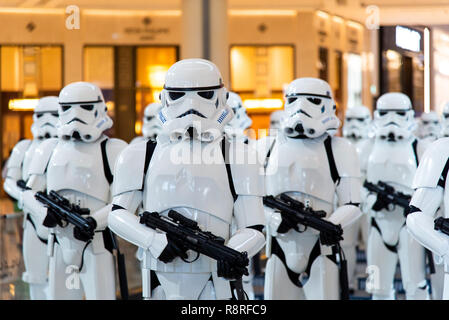 Dubai, Vereinigte Arabische Emirate - Dezember 11, 2018: stormtrooper Star Wars Figuren in der Dubai Mall angezeigt Stockfoto