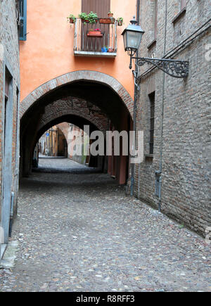 Schmale Straße auf der Stadt Ferrara in Italien Via delle Volte Stockfoto