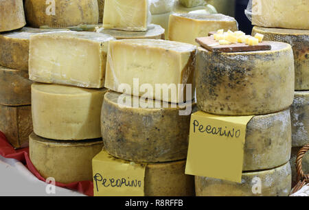 Italienische Käse zum Verkauf und der Text Pecorino Das bedeutet aus Schafmilch hergestellt Stockfoto