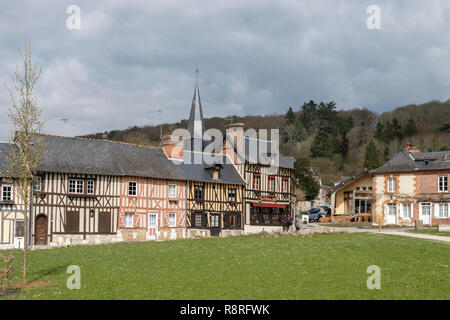 Frankreich, Eure, Le Bec Hellouin, beschriftet Les Plus beaux villages de France (Schönste Dörfer Frankreichs), normannischen Fachwerkhäuser // Frankreich, E Stockfoto