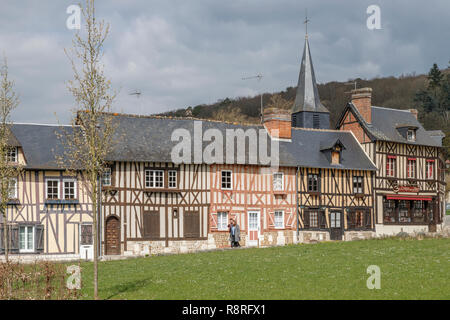 Frankreich, Eure, Le Bec Hellouin, beschriftet Les Plus beaux villages de France (Schönste Dörfer Frankreichs), normannischen Fachwerkhäuser // Frankreich, E Stockfoto