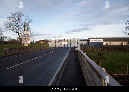 Die Straße nach Middletown, Co Armagh, Nordirland. Geldwechsel Hütte und stillgelegten Zollstation an der irischen Grenze Stockfoto