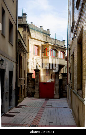 Blick auf ein klassisches Haus in San Vicente de Paul Passage in Gijón, Asturien Spanien. Stockfoto