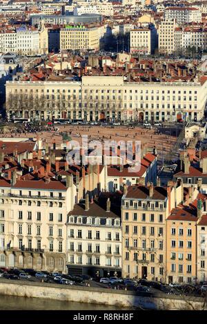 Frankreich, Rhône, Lyon, 2. Bezirk, Bellecour - Hôtel Dieu, Tilsitt Quay, La Saône, Place Bellecour im Hintergrund Stockfoto