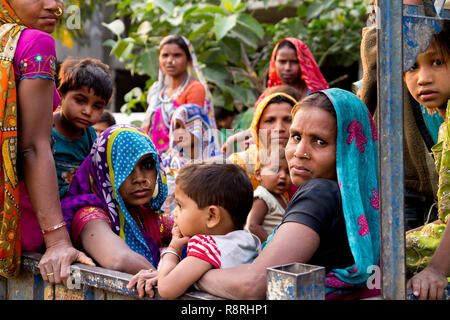 New Delhi, Indien - 20. August 2018: Kinder und Frauen, die Arbeitnehmer innerhalb der Lkw nach einem Tag auf der Baustelle arbeiten. Kinderarbeit ist eine der m Stockfoto