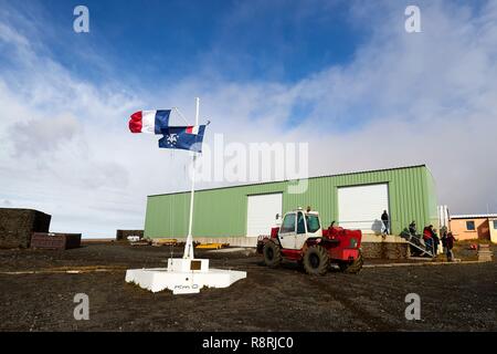 Frankreich, Französische Süd- und Antarktisgebiete, Crozet Inseln, Ile de La Possession (Besitz), die permanente Station Alfred Faure, Flagge an einem Mast Stockfoto