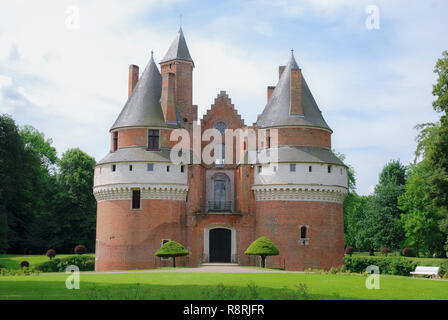 Rambures Stadt/Somme, Frankreich - 17. Juni 2009: Blick vom Eingang der Schloss von Chamarande, Frontansicht des Gebäudes. Dieses Schloss bauen in Ziegel Stockfoto