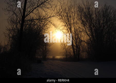 Sonnenaufgang im Winter bei Minus 15 Grad unter Null am Ufer der Saint-Laurent River in Montréal, Kanada. Stockfoto