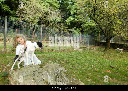 Lugano, Schweiz - 15 September 2002: Frau mit Hund im Tierheim von Lugano in der Schweiz Stockfoto