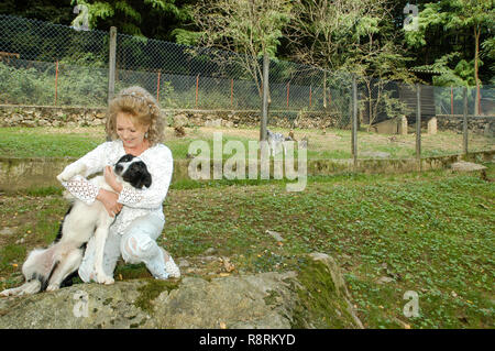 Lugano, Schweiz - 15 September 2002: Frau mit Hund im Tierheim von Lugano in der Schweiz Stockfoto