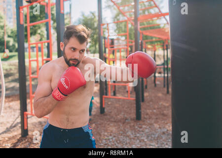 Junger Mann boxing Training. Boxer trainieren Athletic Boxing Konzept. boxer Punch hand von Boxsack. Stockfoto