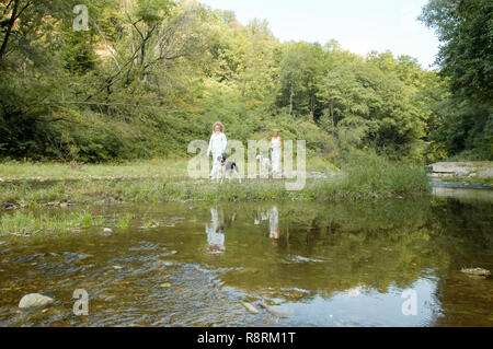 Lugano, Schweiz - 15 September 2002: Frau mit Hund im Tierheim von Lugano in der Schweiz Stockfoto