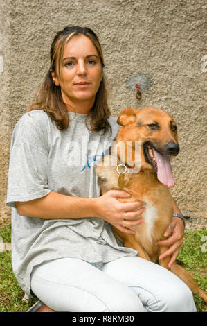 Lugano, Schweiz - 15 September 2002: Frau mit Hund im Tierheim von Lugano in der Schweiz Stockfoto