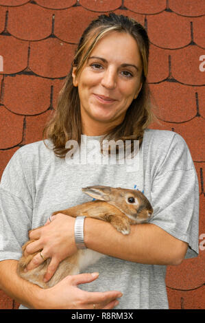 Lugano, Schweiz - 15 September 2002: Frau mit Hund im Tierheim von Lugano in der Schweiz Stockfoto