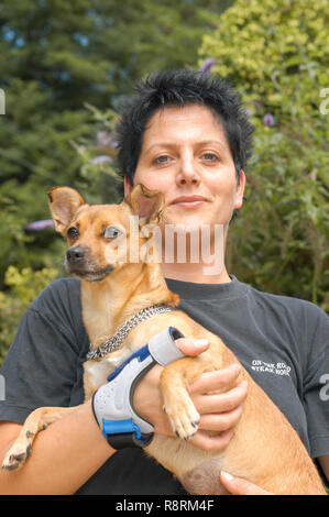 Lugano, Schweiz - 15 September 2002: Frau mit Hund im Tierheim von Lugano in der Schweiz Stockfoto