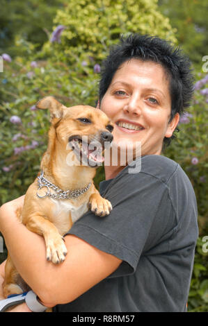 Lugano, Schweiz - 15 September 2002: Frau mit Hund im Tierheim von Lugano in der Schweiz Stockfoto