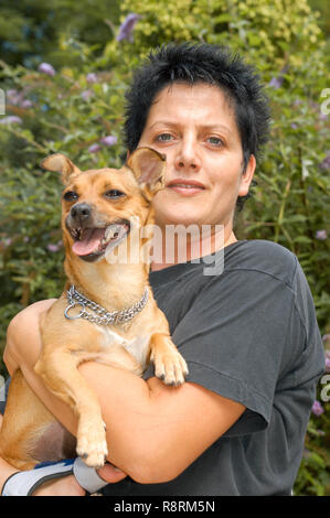 Lugano, Schweiz - 15 September 2002: Frau mit Hund im Tierheim von Lugano in der Schweiz Stockfoto