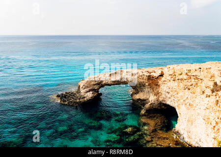 Brücke von Liebhaber Felsbrocken auf die felsige Küste des Mittelmeers auf der Insel Zypern Ayia Napa. Es gibt keine Personen, die Stockfoto